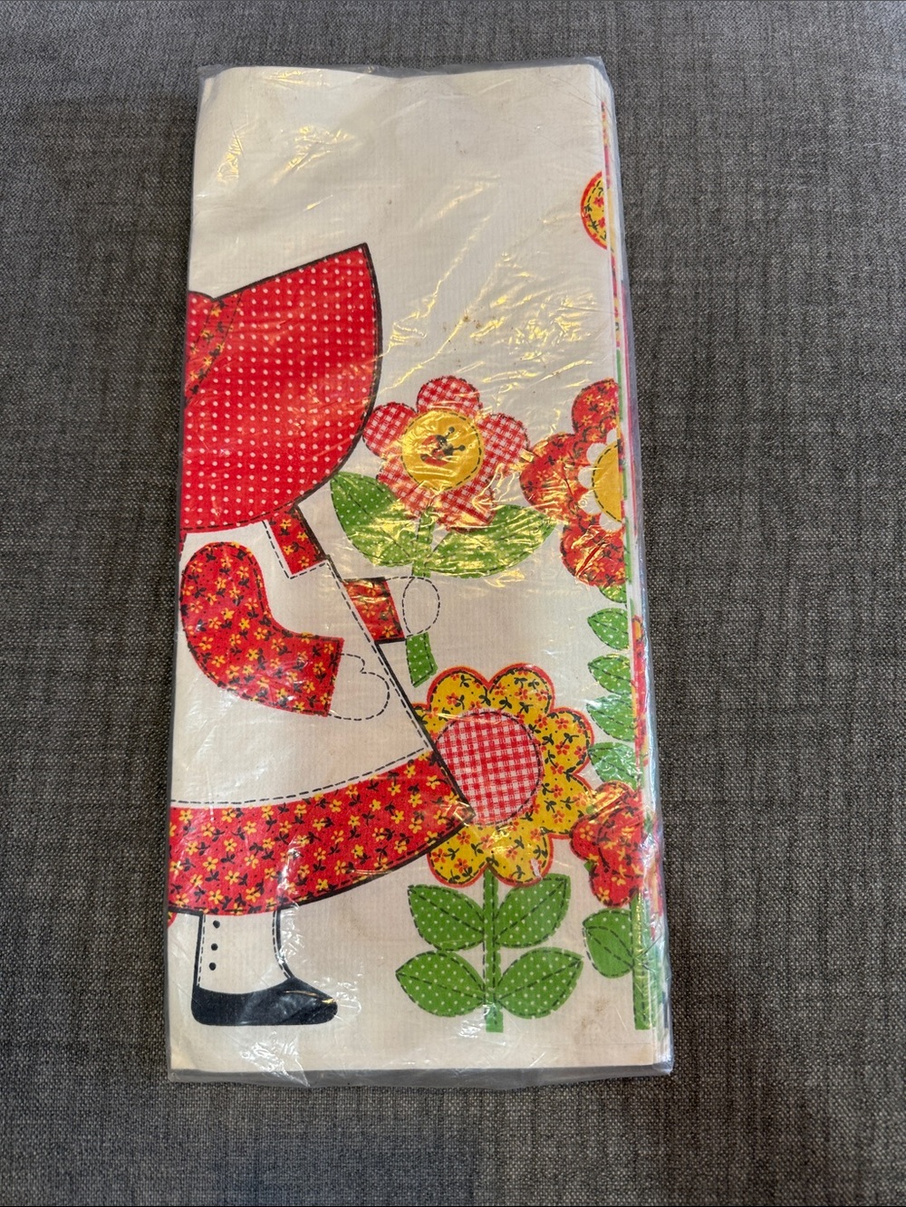 Holly Hobby vintage Sunbonnet Sue Floral table cloth - Red & Green